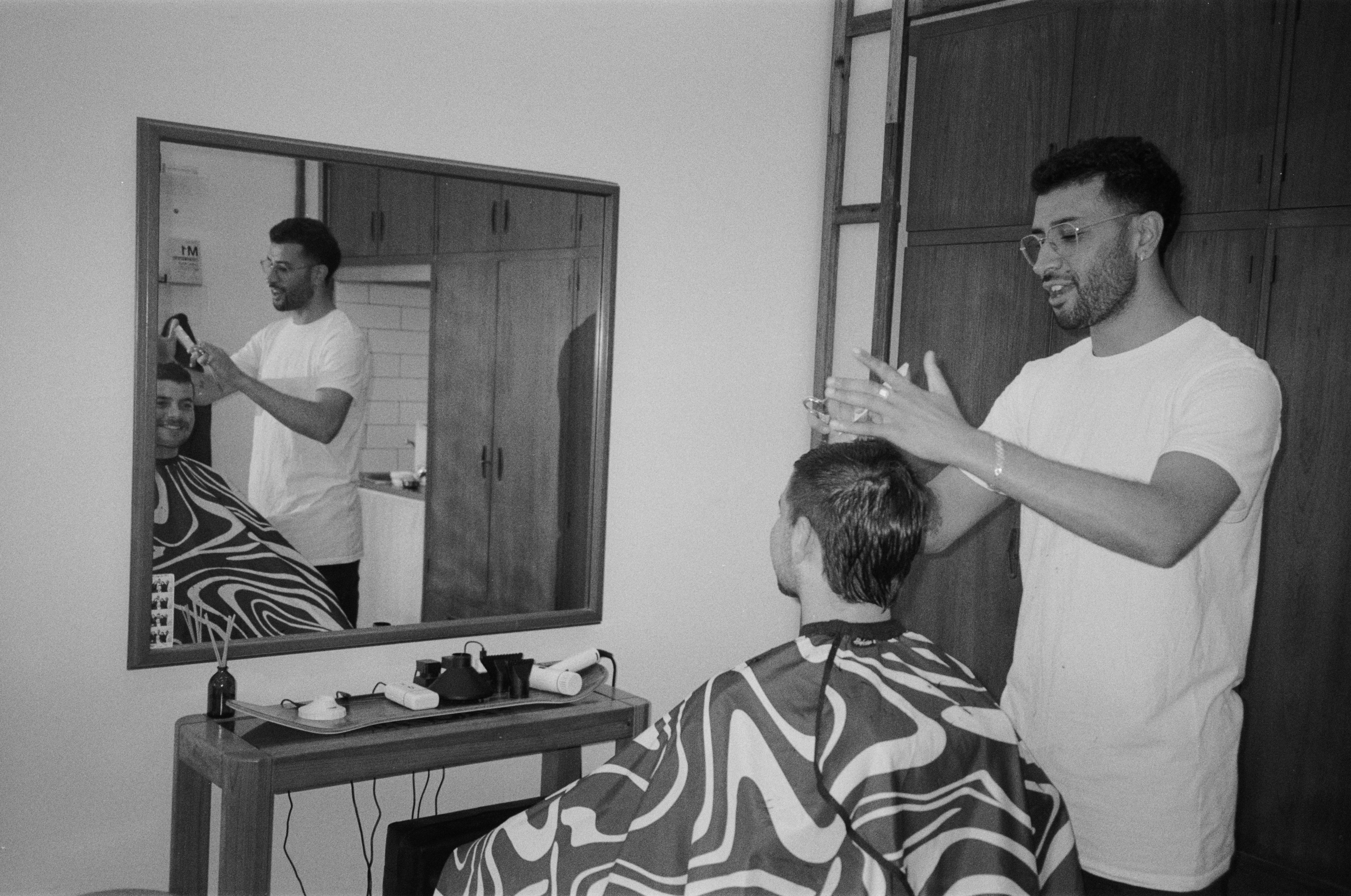 Gav cutting hair